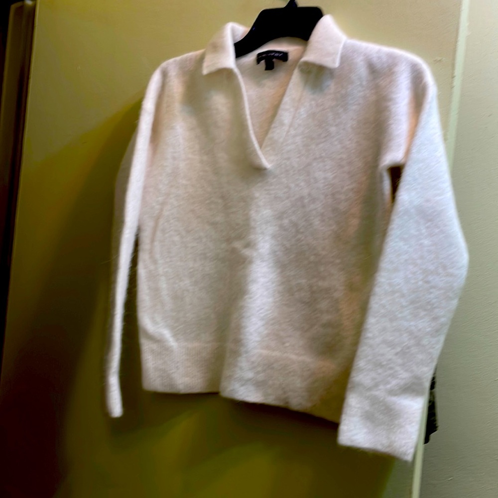Banana republic size small off white wool sweater v neck long sleeve